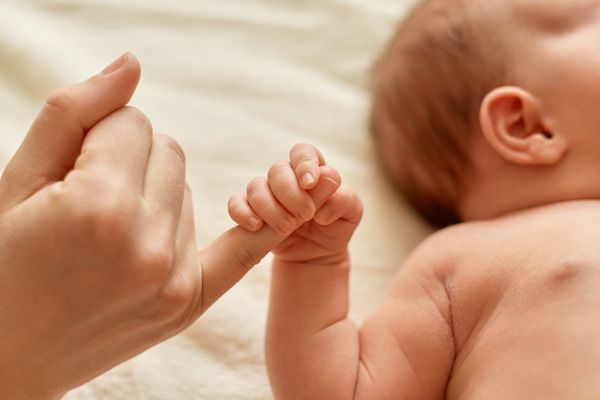 6 Cách để tạo kết nối và gắn kết với trẻ sơ sinh mà bố mẹ cần biết