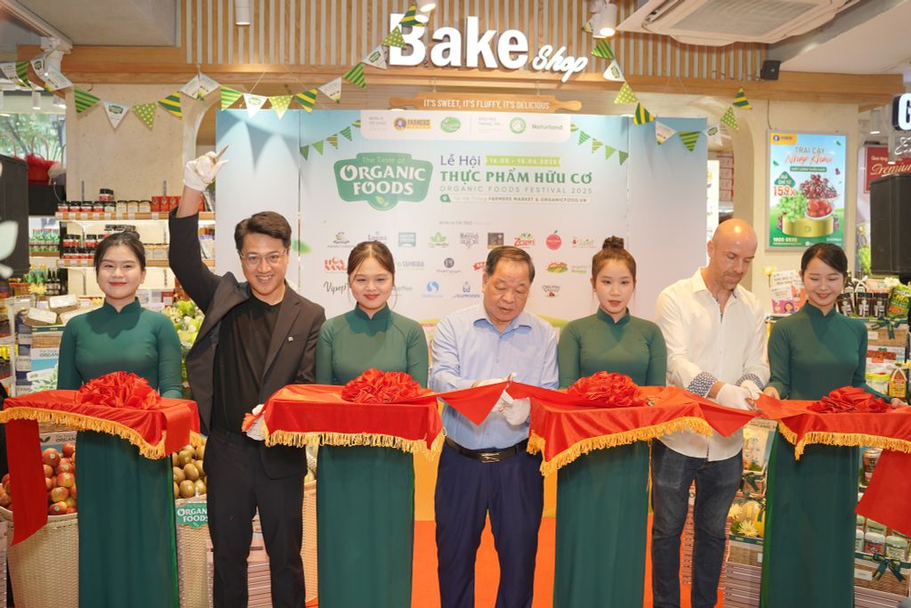 Lễ hội Thực phẩm hữu cơ có sự tham gia của ông Albin Deforges - Giám đốc quốc gia của Tổ chức chứng nhận hữu cơ của Đức (bên phải) và ông Hà Phúc Mịch - Chủ tịch VOAA (giữa).