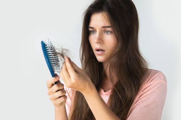 Rụng tóc là nói đến hiện tượng trao đổi chất bình thường, trong đời ai cũng sẽ bị rụng tóc.