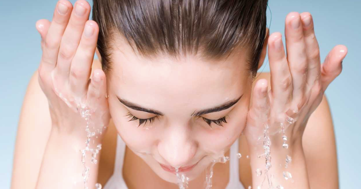 Chuẩn bị da trước khi thoa kem chống nắng bằng nước và một ít kem dưỡng ẩm mỏng nhẹ