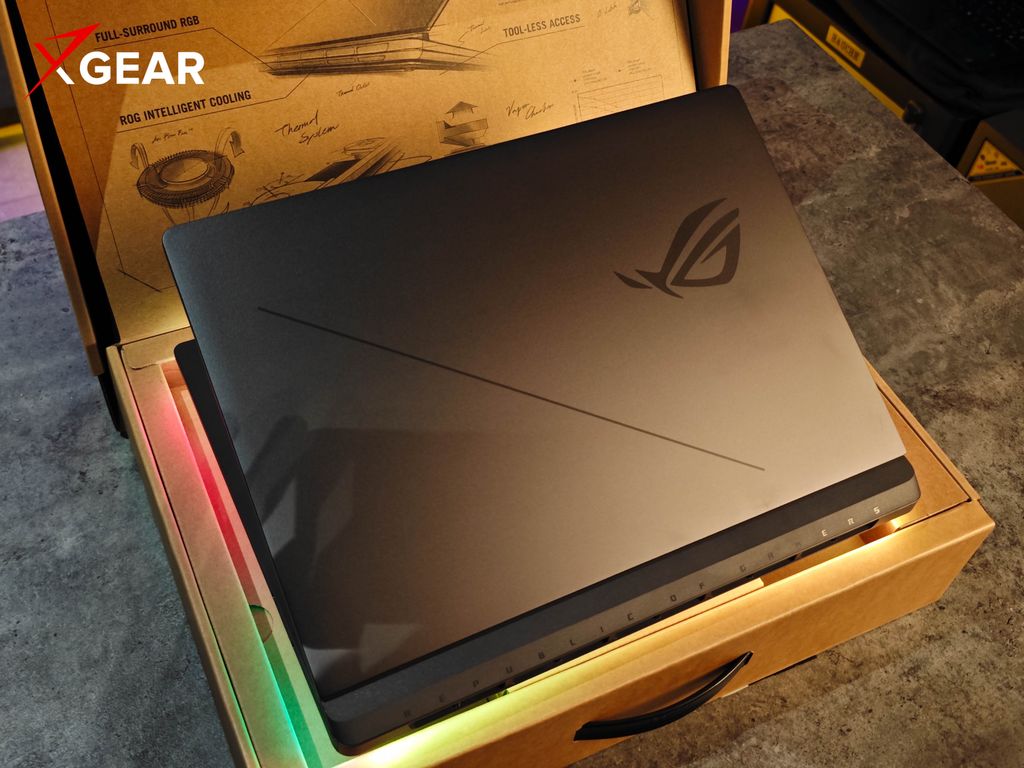 Laptop gaming ASUS ROG Strix G16 và bộ phụ kiện đi kèm