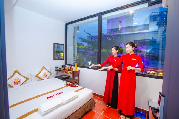 nhân viên the rice hỗ trợ khách hàng chuyên nghiệp