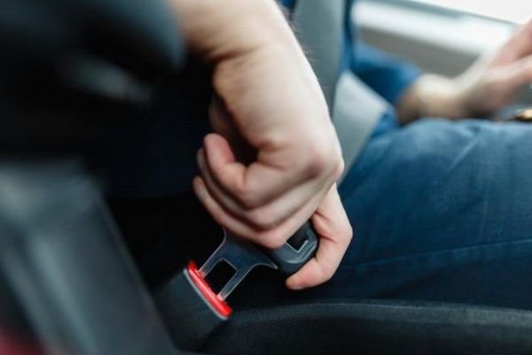 Ngồi ghế sau trên ôtô không thắt dây an toàn vẫn sẽ bị phạt tiền