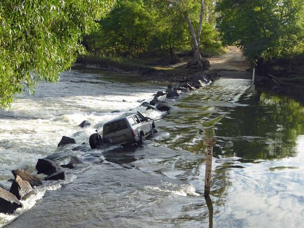 Thử thách cho các tay lái: Lái xe qua vùng nước chảy