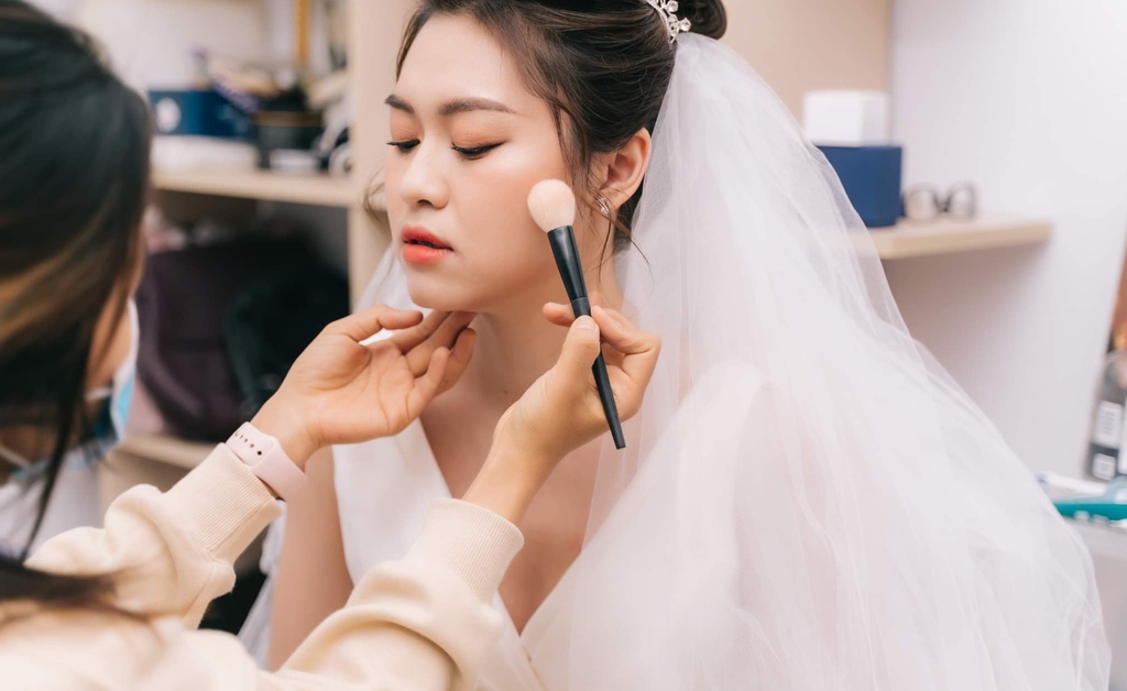 Makeup tươi tắn cho ngày cưới oi nóng