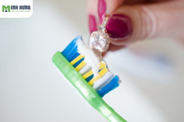 top-5-cong-dung-cua-ban-chai-danh-rang-cu-giup-tiet-kiem-tien-trieu-moi-nam