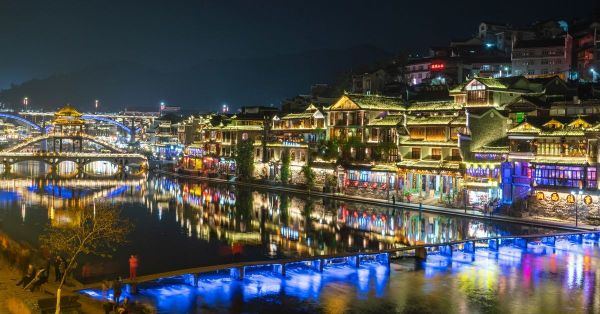 Các địa điểm tham quan nổi tiếng tại Phượng Hoàng Cổ Trấn