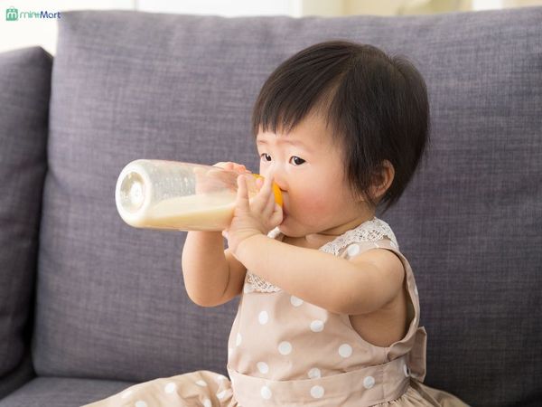 Mẹ cần ưu tiên chọn những dòng sữa được giàu hàm lượng chất xơ hòa tan như GOS và FOS