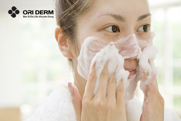 Công dụng của sữa rửa mặt cho da dầu mụn