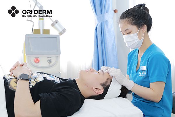 Sát trùng da và tiến hành lấy nhân mụn