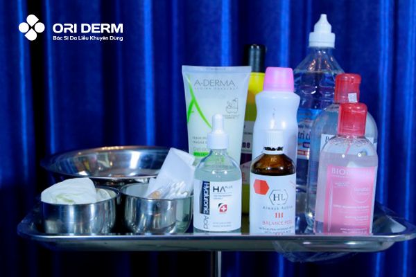 Chuẩn bị dụng cụ lấy nhân mụn