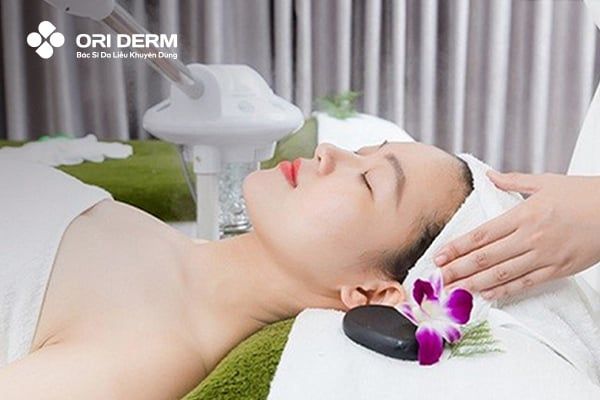 Thoa vaseline và xông hơi mặt