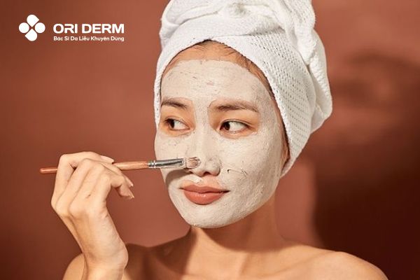 Đắp mặt nạ đất sét để điều trị mụn viêm mủ