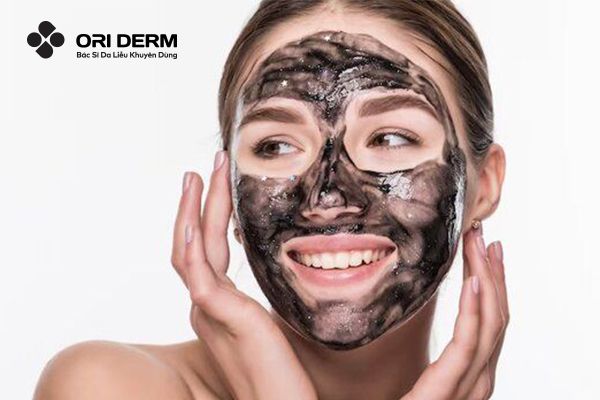 Đắp mặt nạ than hoạt tính