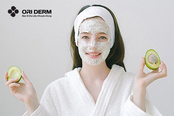 Đắp mặt nạ thiên nhiên để làm sạch sợi bã nhờn