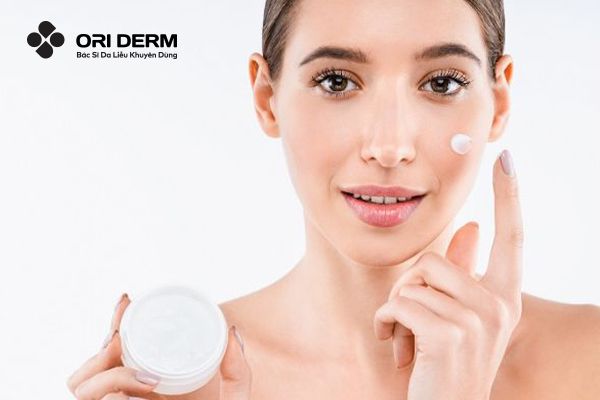 Vì sao cần dùng kem dưỡng ẩm cho da nhạy cảm mụn?