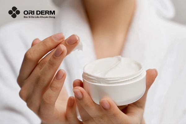 Dưỡng ẩm và khóa ẩm