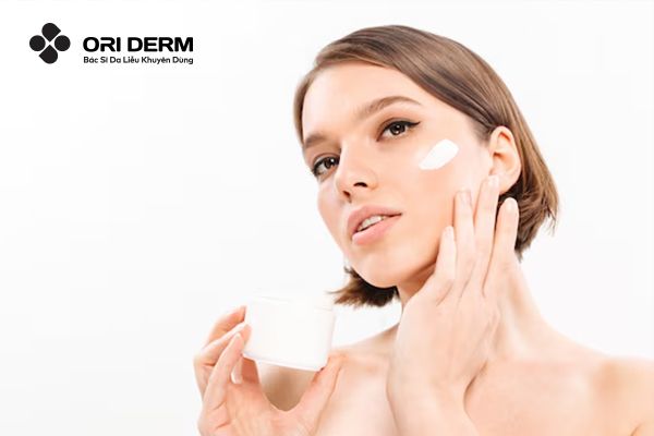 Bôi kem dưỡng ẩm ngăn ngừa mất nước qua da