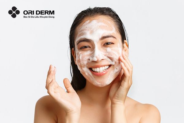 Làm sạch da lần hai với sữa rửa mặt