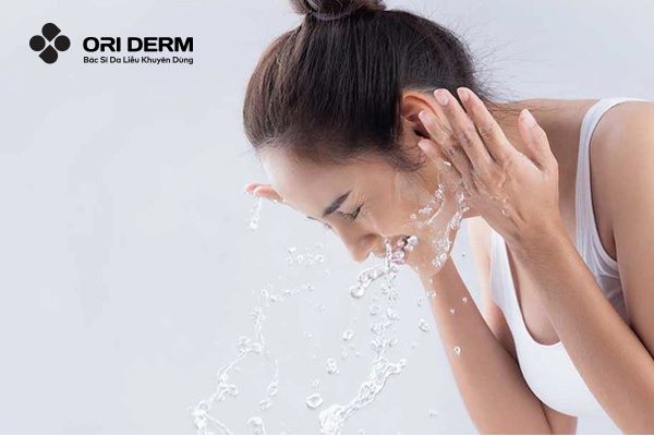 Rửa mặt bằng nước mát làm dịu mụn viêm ngứa