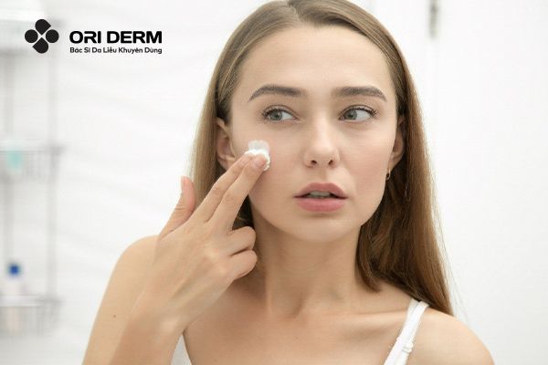 Bôi kem/serum đặc trị