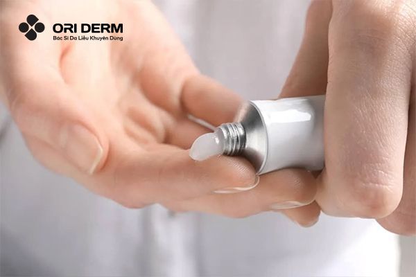 Sử dụng kem trị mụn đầu đen