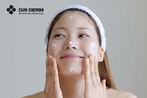 Thoa kem chống nắng lên mặt đúng cách