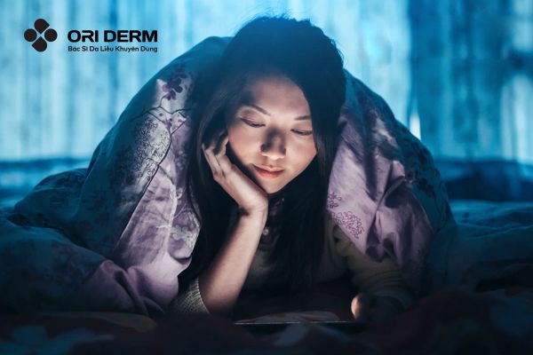 Thức khuya có nổi mụn không?