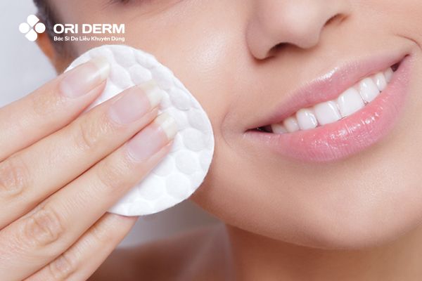 Lợi ích của việc sử dụng toner cho da dầu mụn nhạy cảm