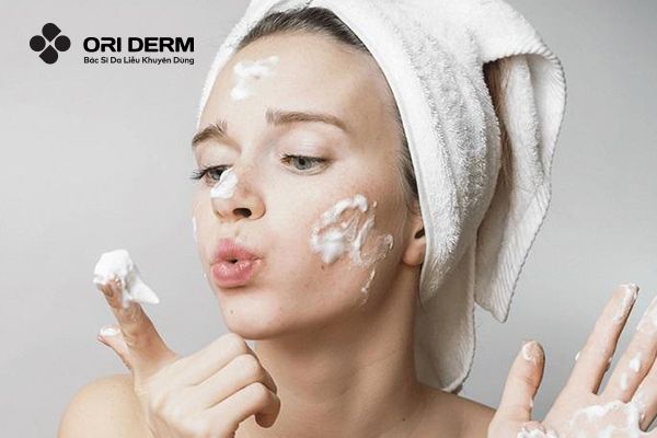 Dùng sữa rửa mặt dịu nhẹ, phù hợp với da