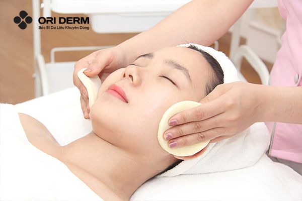 Bôi dung dịch PHA để kiểm soát nhiễm khuẩn