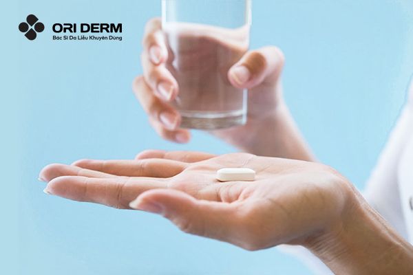 Uống thuốc trị mụn