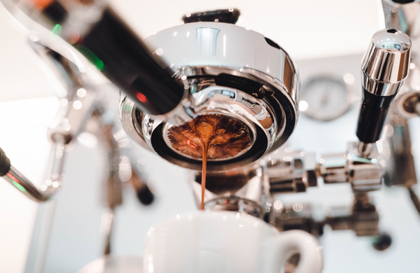 Các thao tác kỹ thuật khi làm cà phê máy Espresso