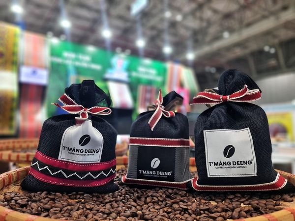 Du khách quốc tế ấn tượng với thiết kế bao bì thổ cẩm mà T'Măng Deeng mang đến ITE HCMC 2024