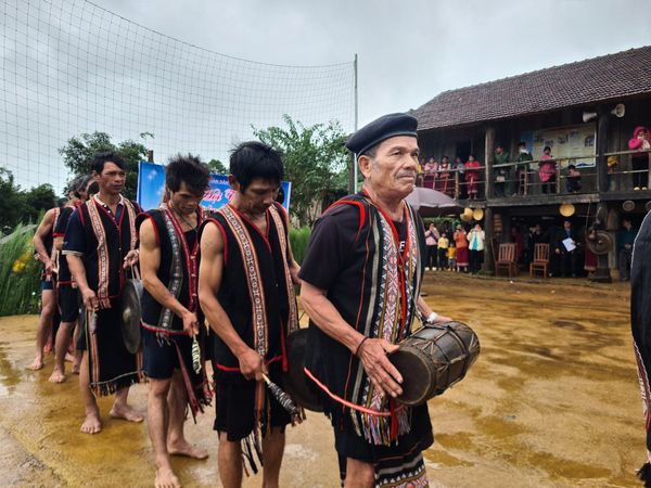T'Măng Deeng đồng hành cùng Đội Cồng Chiêng làng Kon Chênh
