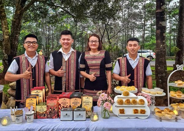 T'Măng Deeng Hân Hạnh Phục Vụ & Giới Thiệu Sản Phẩm Cà Phê Xứ Lạnh Măng Đen Tại Chương Trình Nghệ Thuật MUSIC LIVE IN MANG ĐEN