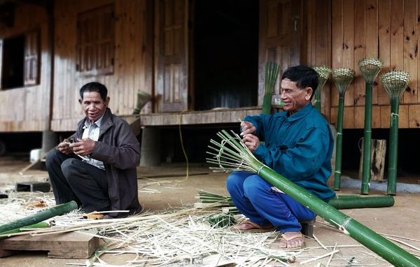 Nghệ Nhân Làng Kon Chênh Tạo Tác Đuốc Tre Cho Măng Đen Night và Vũ Điệu Ban Mê