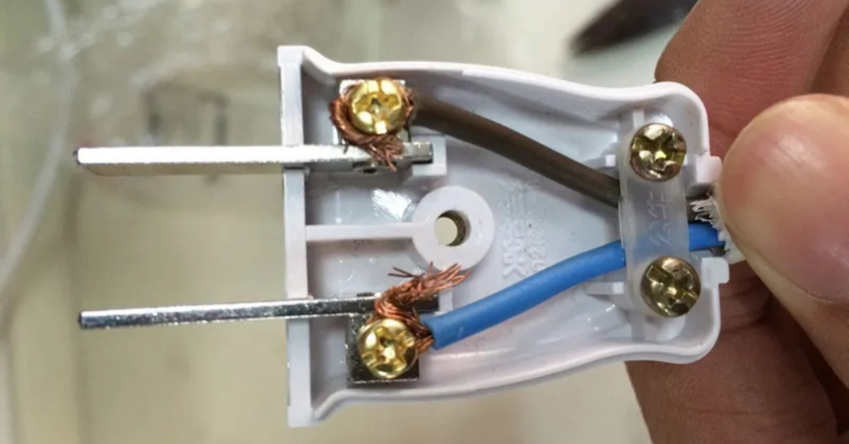 Lý do khiến ổ cắm điện bị kẹt