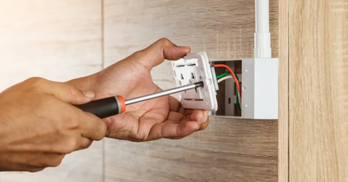 Hướng dẫn cụ thể cách xử lý ổ cắm điện bị kẹt an toàn