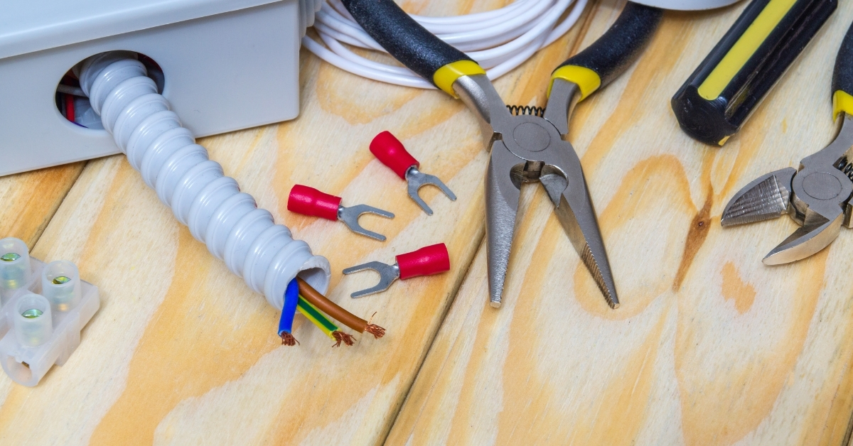 Dụng cụ cần thiết để xử lý ổ cắm điện bị kẹt