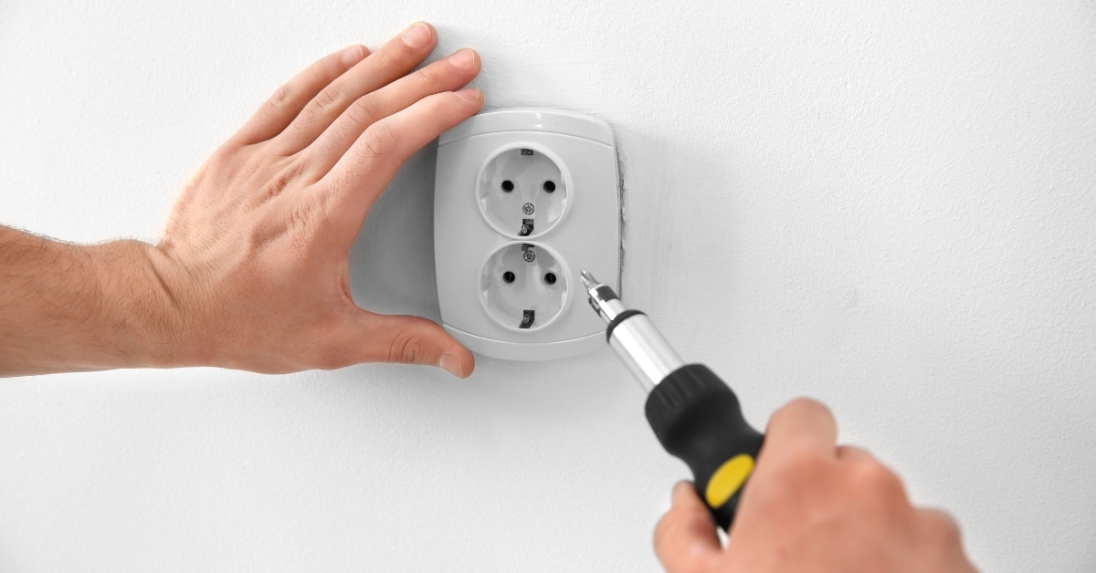 Lưu ý an toàn khi sửa chữa ổ cắm bị kẹt