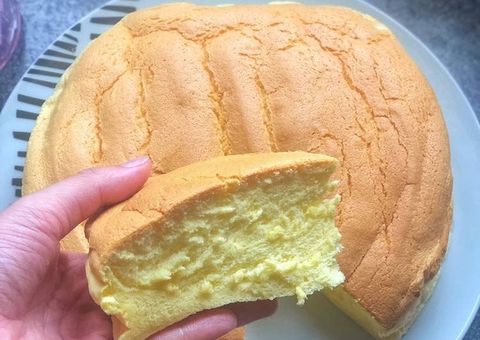 Cách làm bánh bông lan không cần máy đánh trứng thơm ngon