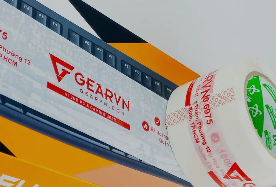 In băng keo logo – Chiến lược thương hiệu sáng tạo giúp nâng tầm doanh nghiệp
