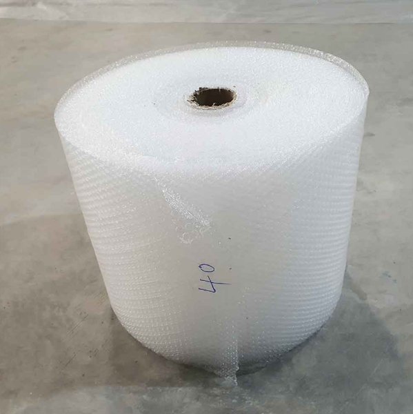 Xốp chống sốc thường được sản xuất từ polyethylene hoặc polyurethane, có khả năng hấp thụ lực tác động.