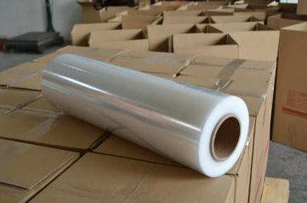 Màng co quấn hàng là loại màng chuyên dụng để cố định và bảo vệ hàng hóa, với khả năng co lại khi tiếp xúc với nhiệt.