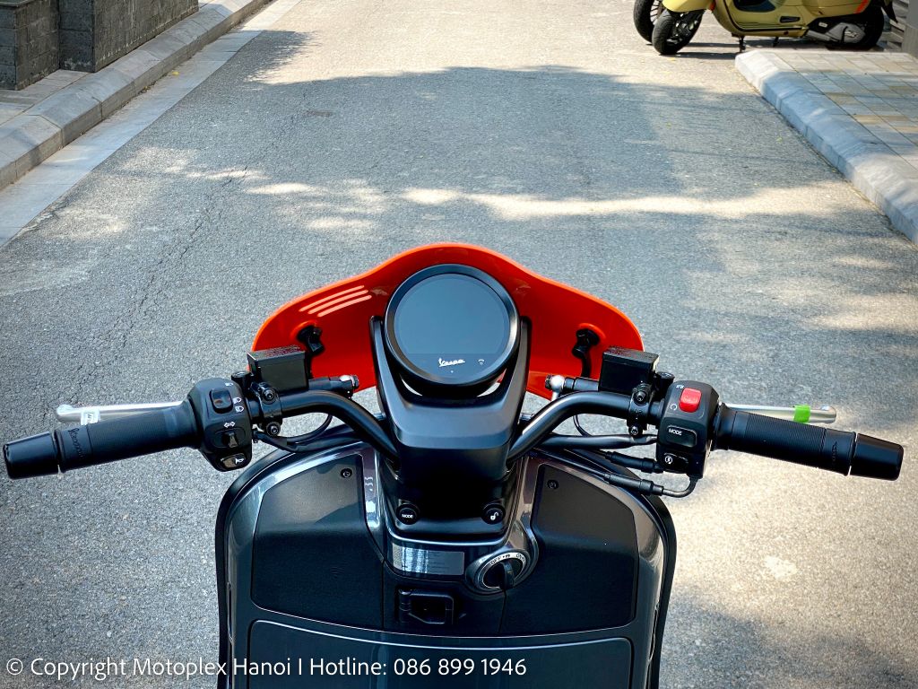 Cụm tay lái Vespa GTV 300 Officina 8 thiết kế công thái học