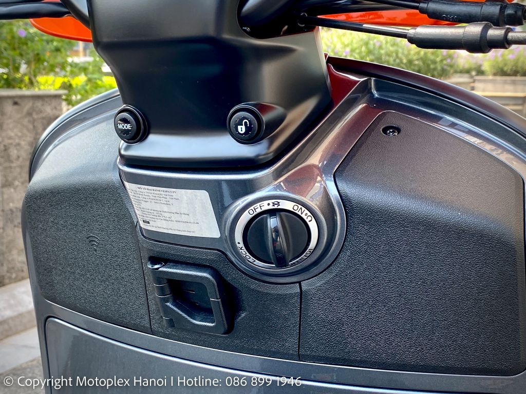 Chìa khóa thông minh Keyless và phím ON/OFF trên Vespa GTV 300
