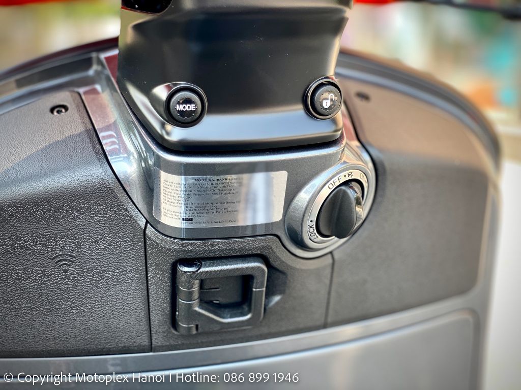 Phím lựa chọn Mode và mở cốp xe được đặt vào vị trí thuận tiện cho người lái xe