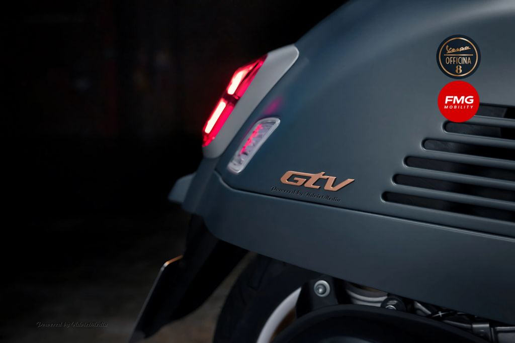 Tem xe được với logo GTV màu vàng đồng nổi bật