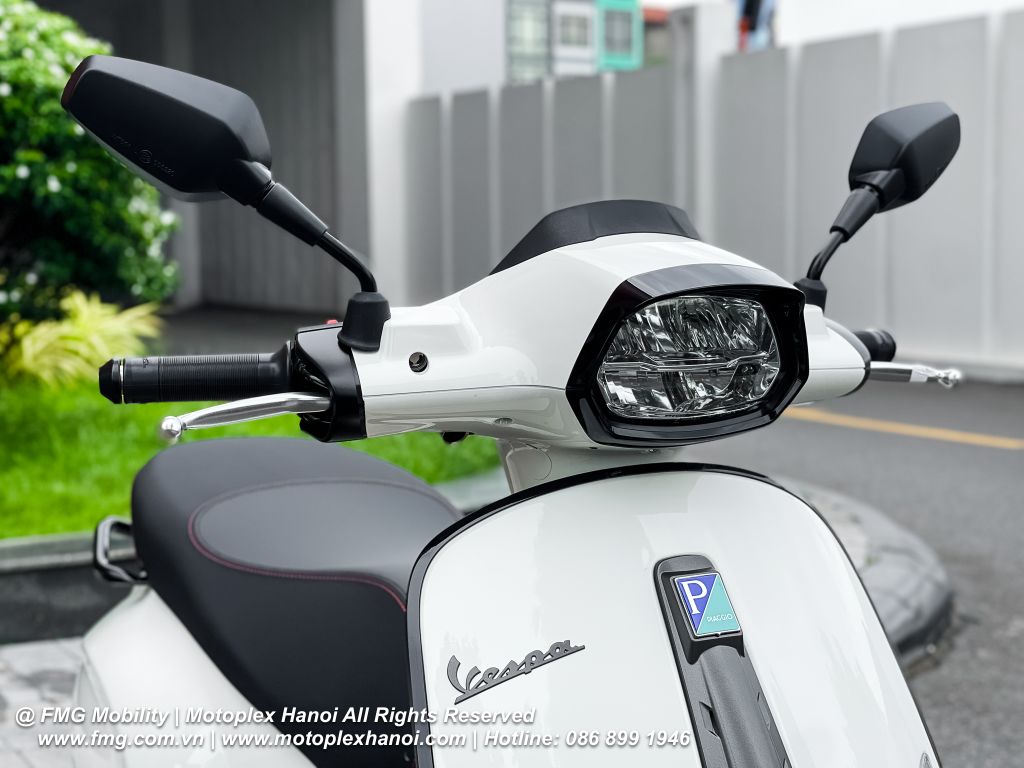 Phần đầu đèn Vespa Sprint S 125 được thiết kế hình đa giác
